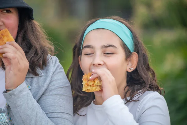 Enfants Mangeant Confiture Figue Sur Des Tranches Pain Plein Air — Photo