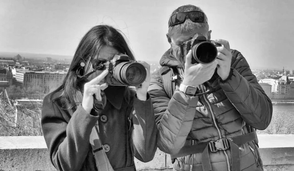 Caucasian Couple Use Dslr Cameras Take Pictures City Skyline — Zdjęcie stockowe