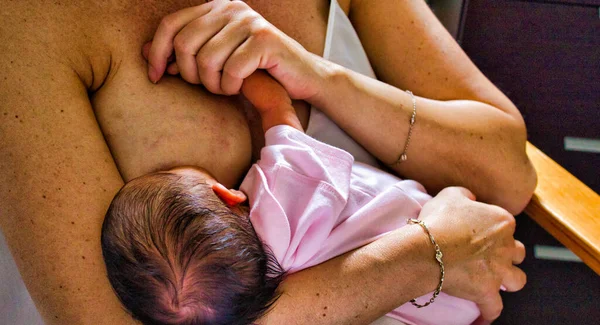 Mujer Amamantando Bebé Sus Primeros Días Vida — Foto de Stock