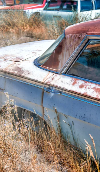 Coches Viejos Oxidados Bajo Cielo Azul Vehículos Antiguos —  Fotos de Stock