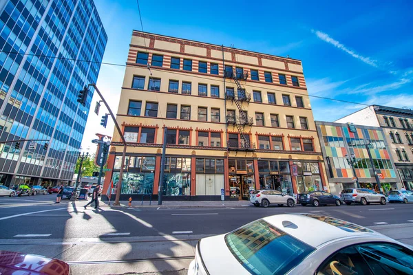 PORTLAND, OR - 18 Ağustos 2017: Mavi gökyüzüne karşı modern şehir binaları