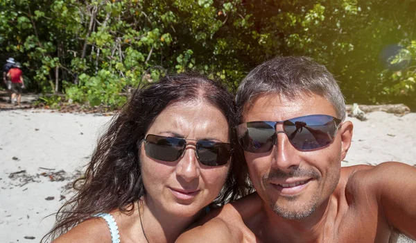 Couple Heureux Relaxant Sur Une Plage Tropicale Prenant Selfie — Photo