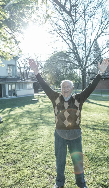 Gelukkig Ouderen Man Verhogen Handen Tuin — Stockfoto