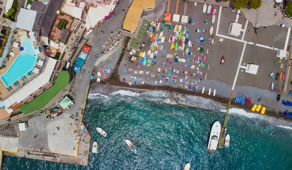 Güzel bir yaz gününde Positano Sahili 'nin yukarıdan görünüşü