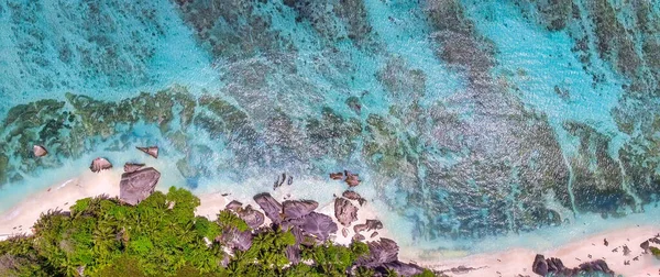 La Digue, Seychelle Adaları 'ndaki Anse Kaynak Argent Sahili' nin yukarıdan görünüşü - Afrika.