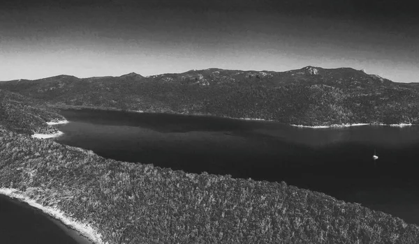 Okyanusun ortasındaki inanılmaz ada. Gün batımında panoramik manzara. Tatil ve seyahat kavramı.