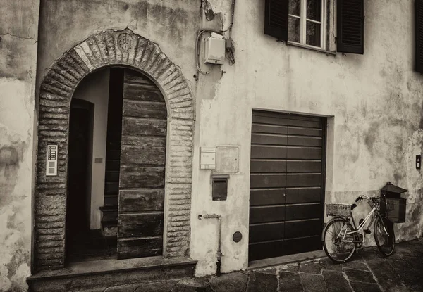Toskana Sokak Bina Girişinde Duvara Yaslanmış Bisiklet Var — Stok fotoğraf