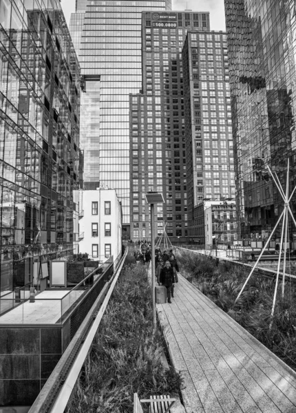 NEW YORK CITY, ABD - 1 Aralık 2018: High Line 'ı çevreleyen modern gökdelenler