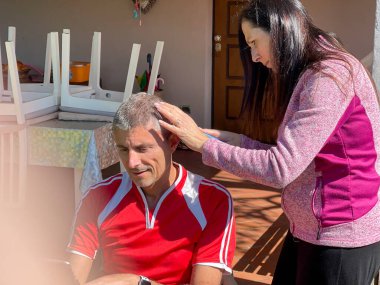 Salgın zamanında evde saç kesimi.