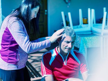 Salgın zamanında evde saç kesimi.