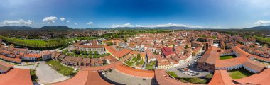 Lucca 'nın panoramik 360 hava görüntüsü. Güzel, güneşli bir günde duvarları olan şehir evleri, Toskana.