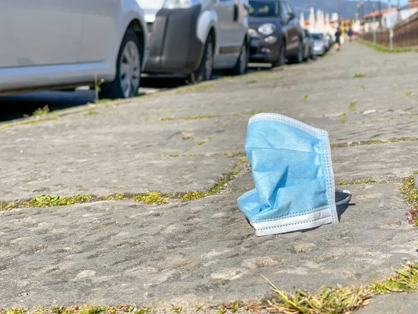 Verlassene Mundschutz Auf Einer Öffentlichen Straße Der Stadt Gesundheitsrisiko — Stockfoto