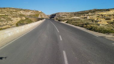 Ada dağları boyunca yol, insansız hava aracı bakış açısı.