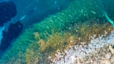 Gün batımında mavi okyanusun havadan görünüşü.