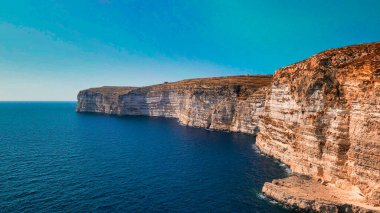 Xlendi 'nin güzel uçurumlarının havadan görünüşü, Gozo.