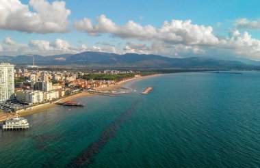 Follonica kıyı şeridinin panoramik havadan görünümü-Italya.