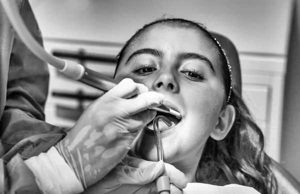 Giovane Femmina Caucasica Con Dentista Guanti Lattice Bianco Controllare Condizioni — Foto Stock