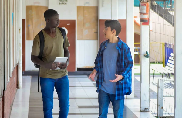 Africano Menino Reunião Corredor Escola Com Seu Companheiro Escola Adolescente — Fotografia de Stock