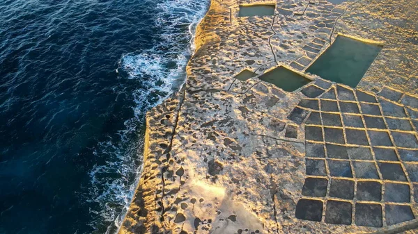 Flygfoto Över Salt Pans Gozo Xwejni Bay Vid Solnedgången — Stockfoto