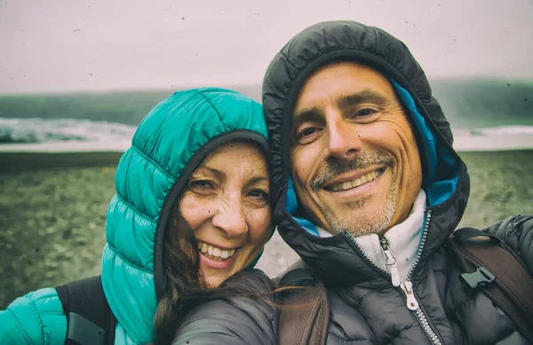 Paar Gelukkig Ijsland Het Zomerseizoen — Stockfoto