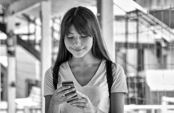 Using Smartphone School Hallway — Stock Photo, Image