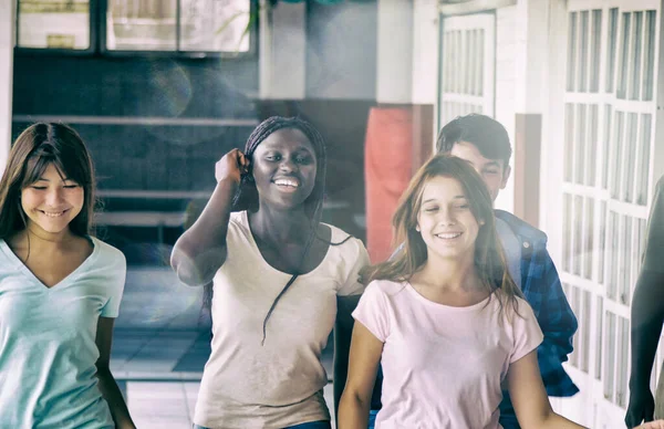 Feliz Grupo Multiétnico Adolescentes Escuela Caminando Por Pasillo Concepto Felicidad — Foto de Stock