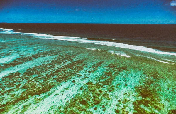 来自无人侦察机的珊瑚礁阳光灿烂的塞舌尔海滩和岩石 — 图库照片