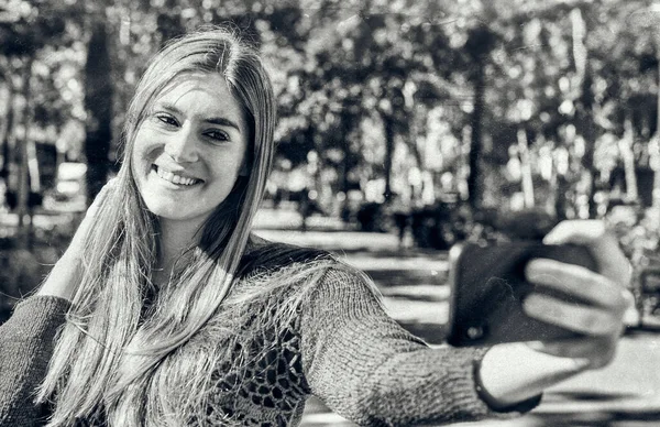 Menina Fazendo Selfie Com Telefone Celular Livre — Fotografia de Stock