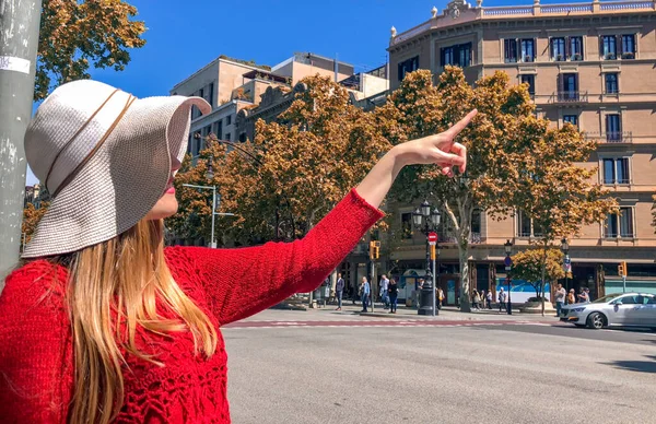 Donna Felice Con Cappello Paglia Visita Città Primavera — Foto Stock