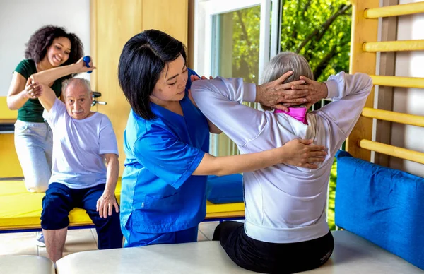 Yaşlılar Multi Irksal Eğitmenler Ile Spor Salonunda Egzersiz Yardım — Stok fotoğraf