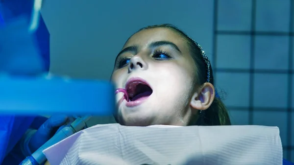 Junge Kaukasierin Mit Zahnarzt Weißen Latexhandschuhen Überprüft Zustand Ihrer Zähne — Stockfoto