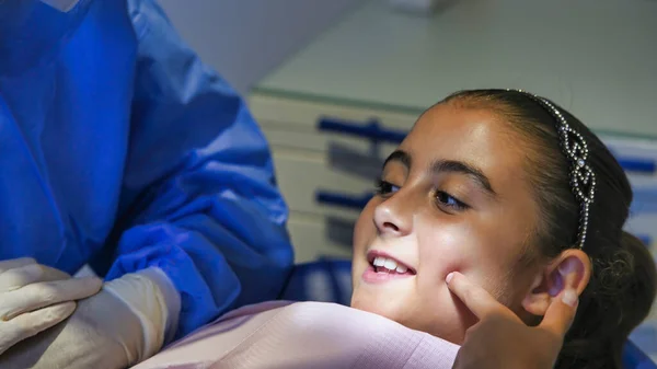 Mujer Caucásica Joven Con Dentista Guantes Látex Blanco Comprobar Estado — Foto de Stock