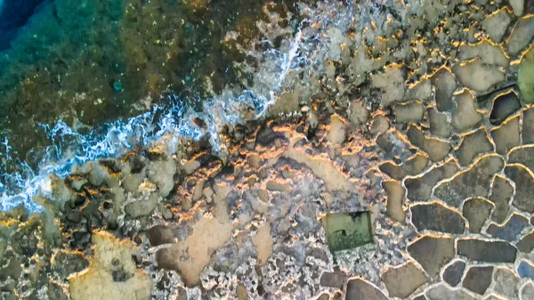 日没時に西帰仁湾五蔵の塩鍋の空中風景 — ストック写真