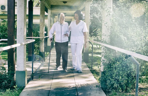 Asiatisk Läkare Hjälper Äldre Pensionerad Kvinna Med Gångkäpp Sjukhusgården Koncept — Stockfoto