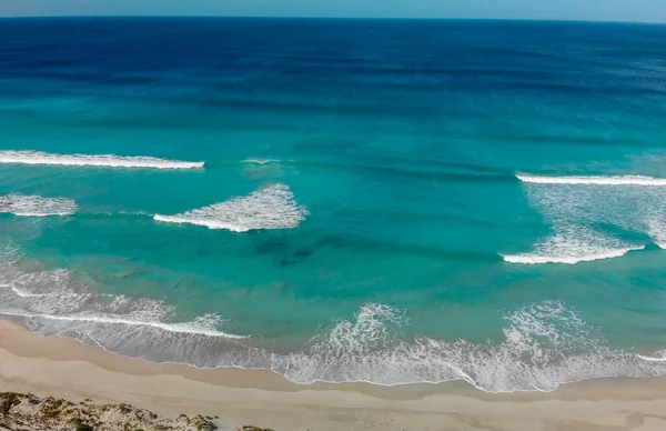 Vista Aérea Hermosas Olas Largo Orilla Del Mar Día Soleado — Foto de Stock