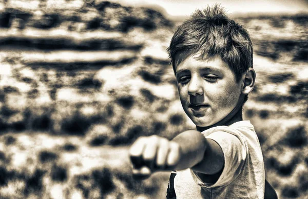 Young Boy Plays Karate Moves National Park Education Sport Holiday — Stock Photo, Image