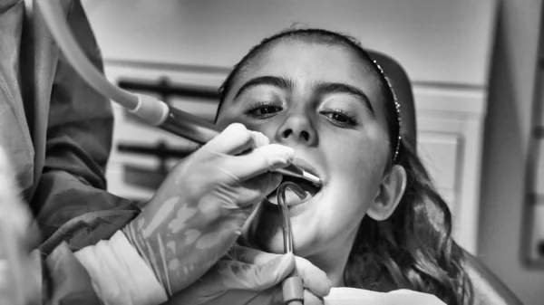 Mladá Běloška Zubařkou Bílých Latexových Rukavicích Kontroluje Stav Zubů Holčička — Stock fotografie
