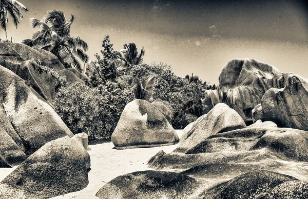 花崗岩の岩と白い砂 ヤシの木 熱帯の風景の上にターコイズブルーの水 セーシェルと素晴らしい絵のような楽園のビーチ — ストック写真