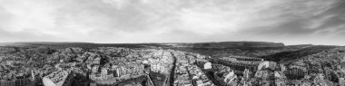 Siyah beyaz İHA 'dan Mellieha şehir manzarası, Malta.