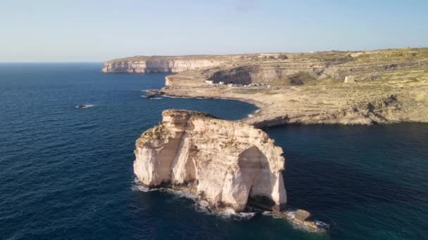 Luftaufnahme des Fungus Rock in der Dwejra Bay, Gozo — Stockvideo