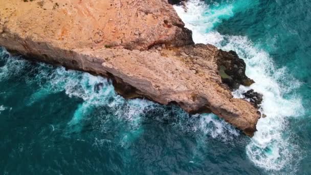 Vista aérea de la bahía de Ancla desde el dron en Mellieha, Malta — Vídeos de Stock