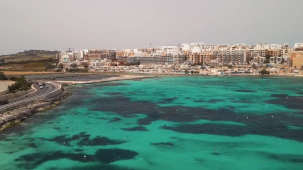 Вид с воздуха на залив Салина на Мальте — стоковое видео