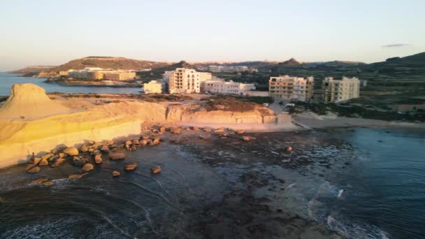 Bovenaanzicht van Xwejni Rock in Gozo — Stockvideo