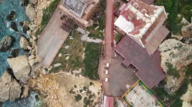 Mellieha, Malta 'daki İHA' dan Anchor Bay 'deki Temel Reis Köyü' nün hava görüntüsü