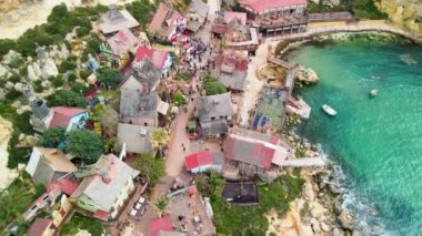 Mellieha, Malta 'daki İHA' dan Anchor Bay 'deki Temel Reis Köyü' nün hava görüntüsü