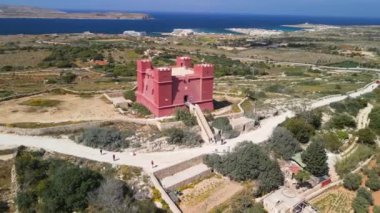 Malta 'daki Aziz Agatha Kızıl Kulesi' nin hava manzarası.