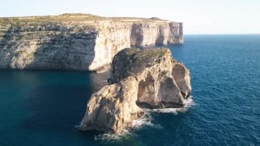 Dwejra Körfezi 'ndeki Mantar Kayası' nın havadan görünüşü, Gozo.