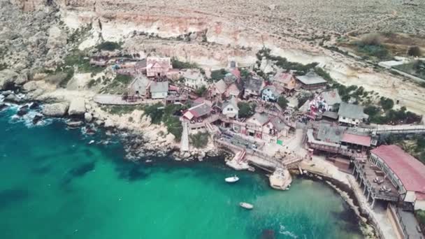 Vista aérea de Popeye Village en Anchor Bay desde el dron en Mellieha, Malta — Vídeos de Stock
