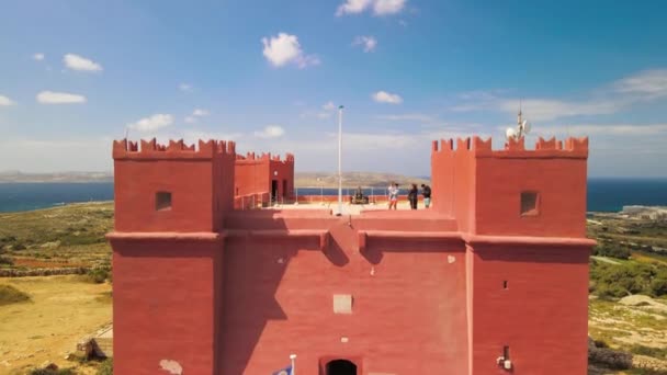 Widok z lotu ptaka na Czerwoną Wieżę św. Agaty na Malcie — Wideo stockowe