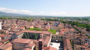 Lucca şehrinin bahar mevsiminde hava manzarası, Toskana - İtalya